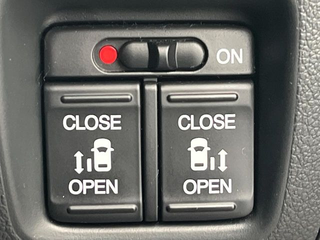 【両側スライドドア】駐車場で隣の車との間隔が狭く乗りにくい時、スライドドアなら安心!ドアオープン時も幅を取らず、開口部が広いので乗り降りがとっても簡単です。大きな荷物の出し入れも後席から可能♪
