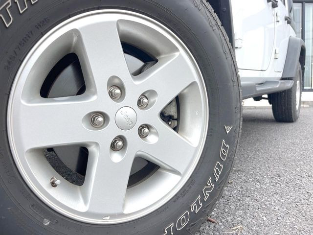 ●純正17インチアルミホイール:輸入車ならではの卓越した走りを支えるホイールと足回りです!日本車の走りに慣れている方にもぜひ体感して頂きたいほど、高いレベルでまとまっています!