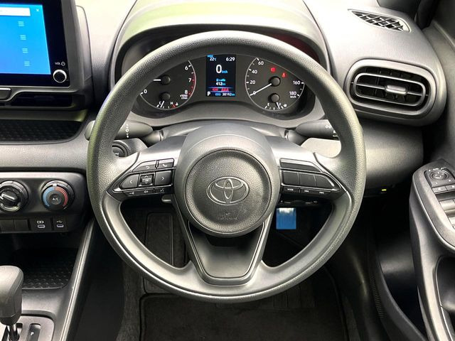 �C���e���A�ɍ��킹���f�U�C���̃X�e�A�����O�́A�^�]�������̂��Ƃ��l���A�^�]���₷���`��A�傫���ł��B�����x�A���ۂɐG���Ă��m���߂��������B