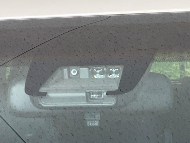 【トヨタセーフティセンス】走行中に前方の車両等を認識し、衝突しそうな時は警報とブレーキで衝突回避と被害軽減をアシスト。より安全にドライブをお楽しみいただけます。