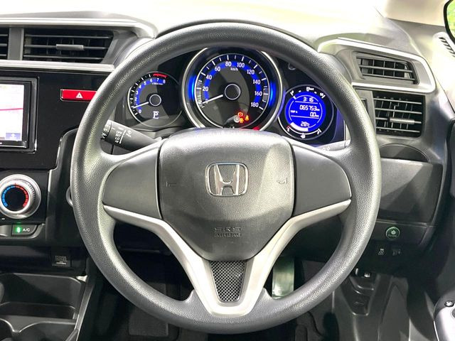 �C���e���A�ɍ��킹���f�U�C���̃X�e�A�����O�́A�^�]�������̂��Ƃ��l���A�^�]���₷���`��A�傫���ł��B�����x�A���ۂɐG���Ă��m���߂��������B