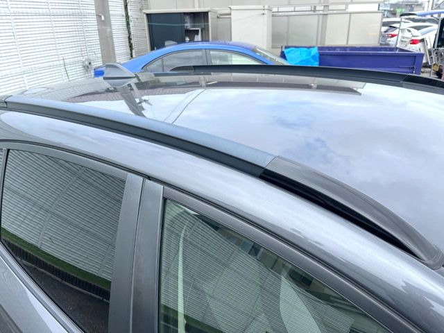 【ルーフレール】外観の魅力を引き立てるとともに、ウィンタースポーツや釣り、ロードバイク等で使う各種ギアを積むキャリア取り付けベースに!アクティブなカーライフを楽しむには必須の装備ですね!