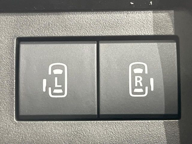 【両側パワースライドドア】スマートキーや運転席のスイッチで後席両側スライドドアの開閉が可能♪電動だから力を入れてドアを開ける必要が無く、小さなお子様でも簡単に開け閉めでき快適です♪