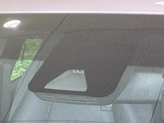【トヨタセーフティセンス】走行中に前方の車両等を認識し、衝突しそうな時は警報とブレーキで衝突回避と被害軽減をアシスト。より安全にドライブをお楽しみいただけます。