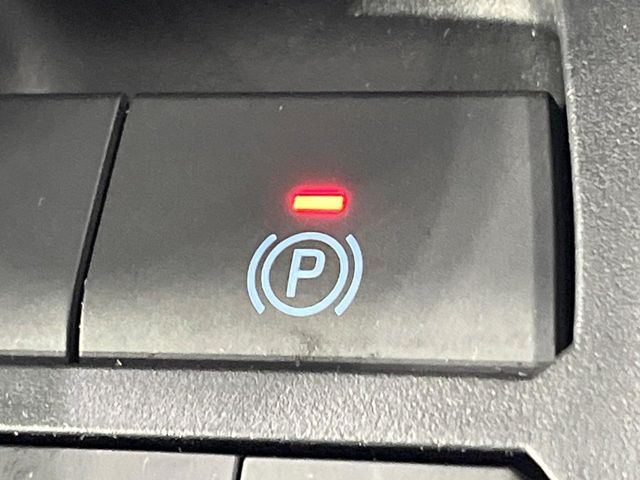 【電動パーキングブレーキ】パーキングブレーキは便利な電動式!ボタン一つで操作でき、アクセルを踏めば自動で解除されます♪レバーやペダルが無いので運転席廻りもすっきりしますね♪