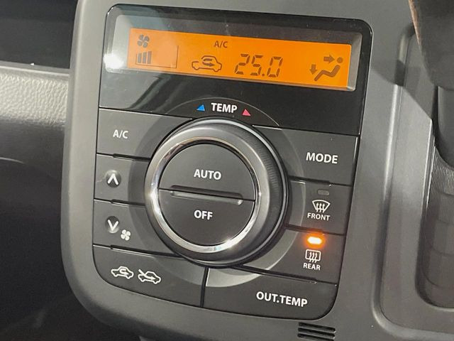 【オートエアコン】一度お好みの温度に設定すれば、車内の温度を検知し風量や温度を自動で調整。暑い&hellip;寒い&hellip;と何度もスイッチ操作をする必要はありません。快適な車内空間には必須の機能ですね♪