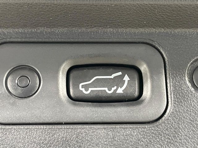 【パワーバックドア】スマートキーや運転席のボタンを押すだけでリアゲートが自動で開閉します!荷物を持っている時や、高い位置にあるバックドアを閉める際に便利な機能です♪