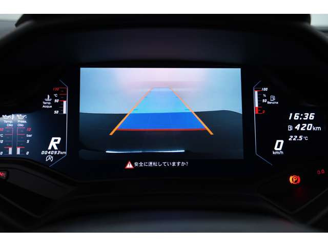 バックカメラを備え、後方の視界をモニターで確認できるため、駐車時や狭い場所での取り回しをサポート。低いボディを持つスーパーカーだからこそ嬉しい、日常使いでの安心感を高める装備です。