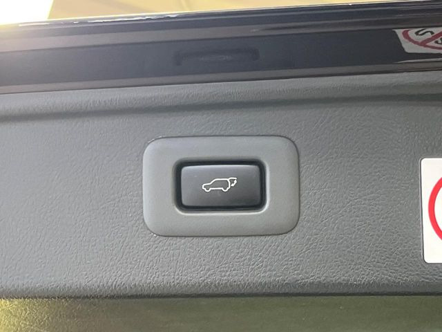 【パワーバックドア】スマートキーや運転席のボタンを押すだけでリアゲートが自動で開閉します!荷物を持っている時や、高い位置にあるバックドアを閉める際に便利な機能です♪