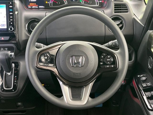 【ステアリングスイッチ】運転中、前方から目線をそらすことなく、オーディオ等の操作が可能な便利機能!安心&快適なドライブを演出してくれます♪