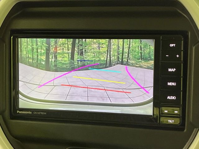 【バックカメラ】駐車時に後方がリアルタイム映像で確認できます。大型商業施設や立体駐車場での駐車時や、夜間のバック時に大活躍!運転スキルに関わらず、今や必須となった装備のひとつです!