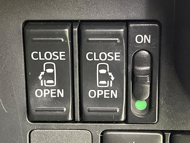 【両側パワースライドドア】スマートキーや運転席のスイッチで後席両側スライドドアの開閉が可能♪電動だから力を入れてドアを開ける必要が無く、小さなお子様でも簡単に開け閉めでき快適です♪