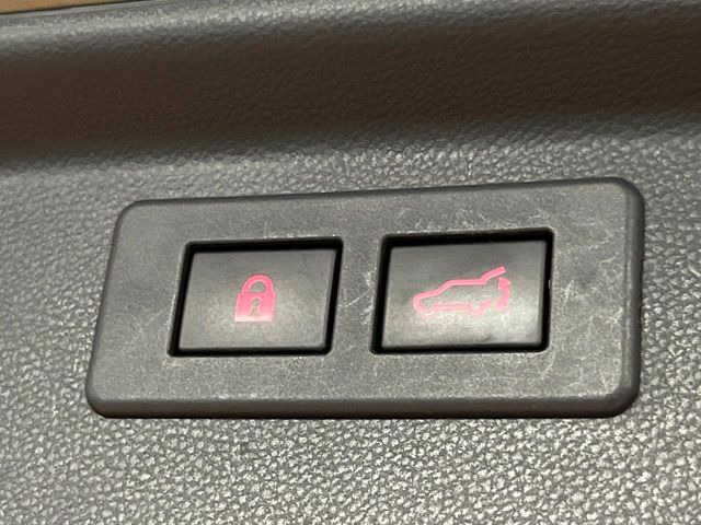 【パワーバックドア】スマートキーや運転席のボタンを押すだけでリアゲートが自動で開閉します!荷物を持っている時や、高い位置にあるバックドアを閉める際に便利な機能です♪