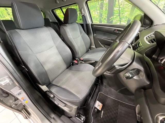 運転席シート廻りは使用感も少なく、良好な状態となっています。前オーナー様が丁寧に使っていたことがよくわかりますね。