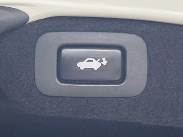 【パワートランクリッド】スマートキーや運転席のボタンを押すだけでリアゲートが自動で開閉します!荷物を持っている時や、高い位置にあるバックドアを閉める際に便利な機能です♪