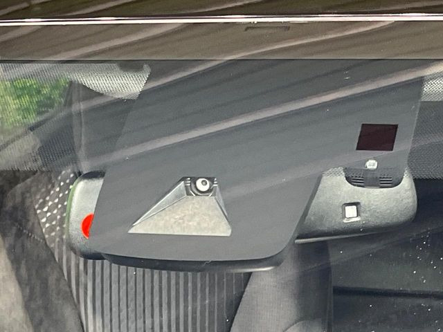 【トヨタセーフティセンス】走行中に前方の車両等を認識し、衝突しそうな時は警報とブレーキで衝突回避と被害軽減をアシスト。より安全にドライブをお楽しみいただけます。