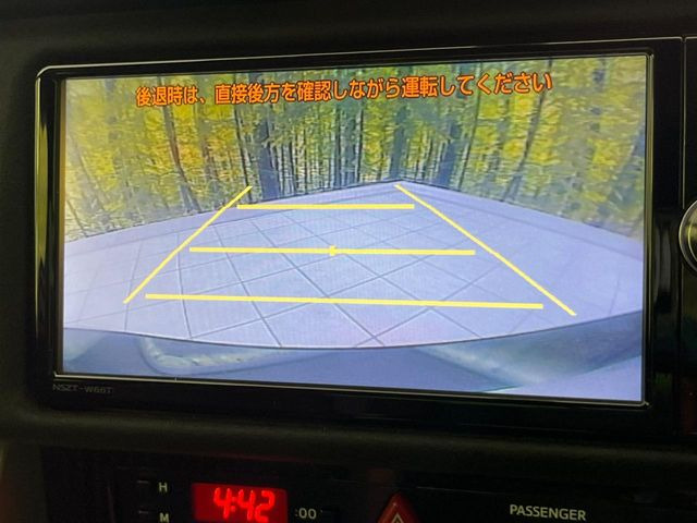 【バックカメラ】駐車時に後方がリアルタイム映像で確認できます。大型商業施設や立体駐車場での駐車時や、夜間のバック時に大活躍!運転スキルに関わらず、今や必須となった装備のひとつです!