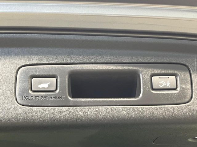 【パワーバックドア】スマートキーや運転席のボタンを押すだけでリアゲートが自動で開閉します!荷物を持っている時や、高い位置にあるバックドアを閉める際に便利な機能です♪