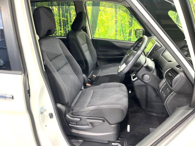 運転席シート廻りは使用感も少なく、良好な状態となっています。丁寧に使われていたことがよくわかりますね。
