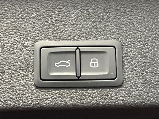 ●電動リアゲート:ワンタッチでリアゲートの開閉ができ、荷物などで両手が塞がっている状態でも簡単に開閉ができる便利機能です。