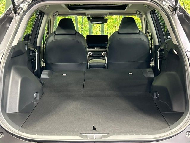 後席を格納すると、これだけの広さが!シーンに合わせたシートアレンジで、大きな荷物も積むことが出来ます♪