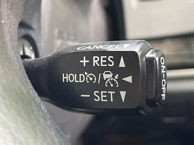 【レーダークルーズコントロール】高速道路での長距離走行が楽に!!自動で速度を保つクルーズコントロールが、衝突軽減システムと連携し、前方の車両を感知して車間を保つように速度調節してくれます!!