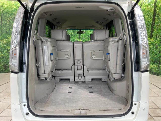 積み下ろしのしやすいデッキにはたっぷりと荷物を積み込んでいただけます。遊びから仕事まで、様々なシーンで頼れます♪