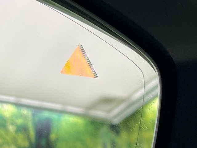 【ブラインドスポットモニタリング】走行中、ドアミラーの死角になりやすい箇所に後続車が接近するとサイドミラー付近に警告を表示、ドライバーに注意喚起をしてくれます。