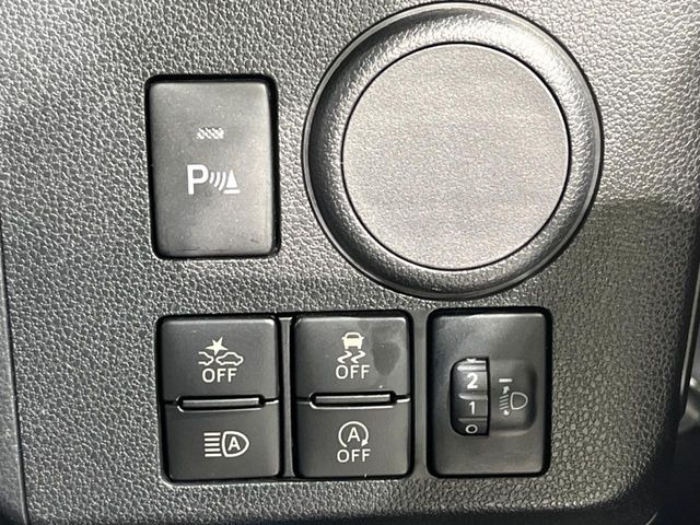 【スマートアシスト】走行中に前方の車両等を認識し、衝突しそうな時は警報とブレーキで衝突回避と被害軽減をアシスト。より安全にドライブをお楽しみいただけます。