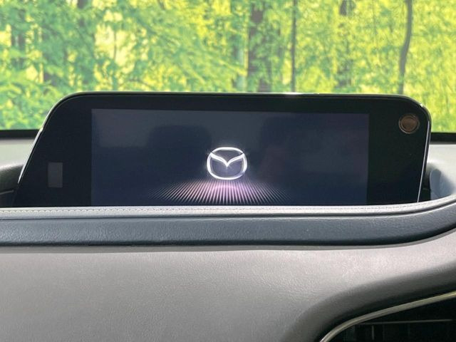 【8.8インチマツダコネクト】車内の雰囲気にマッチした大型のディスプレイ。スマホ接続でのナビ使用やBluetooth再生等、様々な機能が楽しめます。直感的なダイヤル操作が可能で、使い勝手も良好です。