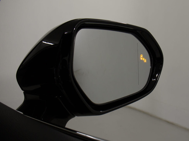 BSM(ブラインドスポットモニタ)!隣の車線を走る車両をレーダーで検知し、ドアミラーでは確認しにくい後側方エリアに存在する車両に加えて、急接近してくる車両も検知します。