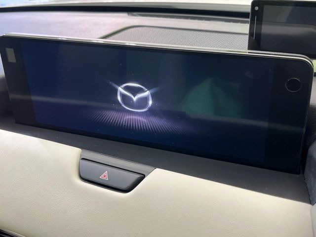 【12.3インチマツダコネクト】車内の雰囲気にマッチした大型ディスプレイ。スマホ接続でのナビ使用やBluetooth再生等、様々な機能が楽しめます。直感的なダイヤル操作が可能で、使い勝手も良好です。