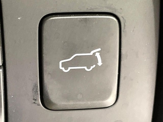 【パワーバックドア】スマートキーや運転席のボタンを押すだけでリアゲートが自動で開閉します!荷物を持っている時や、高い位置にあるバックドアを閉める際に便利な機能です♪