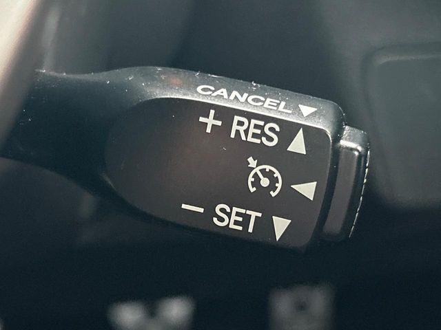 【クルーズコントロール】高速道路もラクラク走行。アクセルを離しても一定速度で走行ができ、長距離運転時の負担を軽減!加速・減速も簡単なスイッチ操作で調整できます。