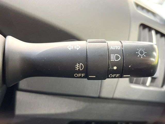 【オートライト】周りの明るさに応じて自動でヘッドライトの点灯・消灯ができる機能です!ライトの付け忘れ・消し忘れなどが無くなり、雨の日や夕方の走行も安心!トンネル通過時も便利ですね