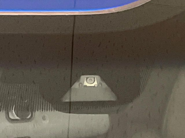 【ホンダセンシング】走行中に前方の車両等を認識し、衝突しそうな時は警報とブレーキで衝突回避と被害軽減をアシスト。より安全にドライブをお楽しみいただけます。