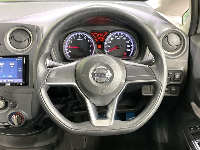 【ステアリングスイッチ】運転中、前方から目線をそらすことなく、オーディオ等の操作が可能な便利機能!安心&快適なドライブを演出してくれます♪
