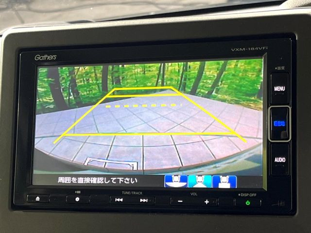 【バックカメラ】駐車時に後方がリアルタイム映像で確認できます。大型商業施設や立体駐車場での駐車時や、夜間のバック時に大活躍!運転スキルに関わらず、今や必須となった装備のひとつです!