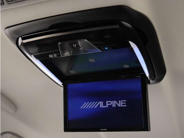 【ALPINE製後席モニター!】フリップダウンモニター完備!お子さまも映像を見ながら、快適に楽しくお過ごしいただけます♪ミニバンでは欠かせない大人気装備です!!