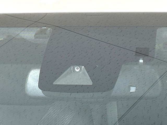 【プリクラッシュセーフティ】前方の車両等を検知し、衝突しそうな時は警報で注意を促し、ブレーキを踏む力をサポート。ブレーキを踏めなかった場合は衝突被害軽減ブレーキが作動、衝突回避をサポートします。