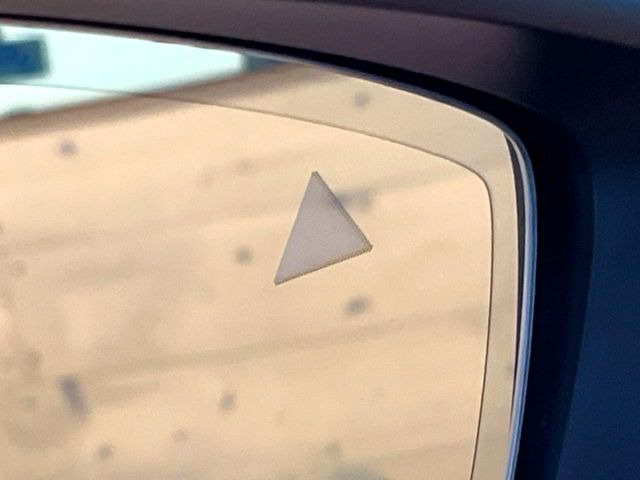 【ブラインドスポットモニタリング】走行中、ドアミラーの死角になりやすい箇所に後続車が接近するとサイドミラー付近に警告を表示、ドライバーに注意喚起をしてくれます。