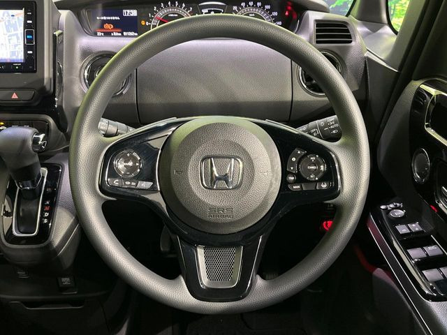 【アダプティブクルーズコントロール】高速道路での長距離走行が楽に!!自動で速度を保つクルーズコントロールが、衝突軽減システムと連携し、前方の車両を感知して車間を保つように速度調節してくれます!!