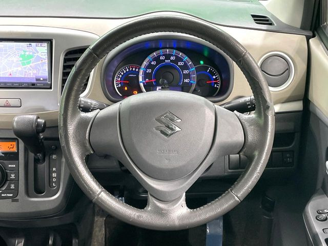 インテリアに合わせたデザインのステアリングは、運転される方のことも考え、運転しやすい形状、大きさです。是非一度、実際に触ってお確かめください。