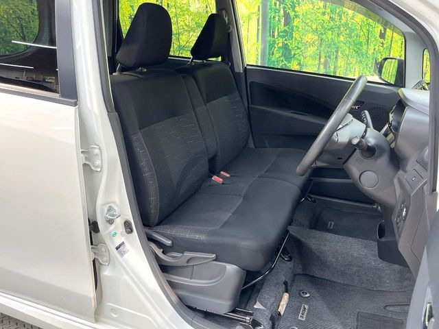 運転席シート廻りは使用感も少なく、良好な状態となっています。前オーナー様が丁寧に使っていたことがよくわかりますね。