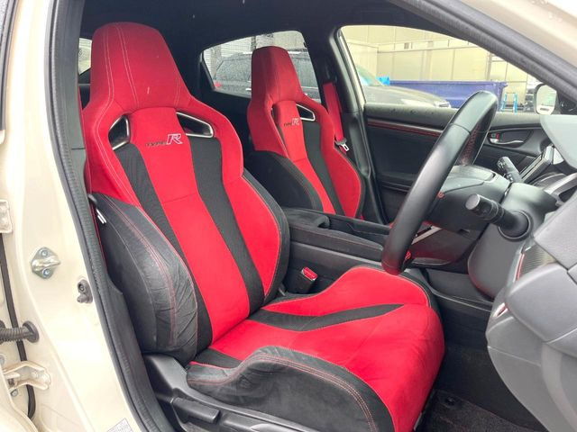 【専用スポーツシート】ホールド性に優れ、カーブ時の体が流れを抑制してくれます。また、体にフィットするから腰や背中が疲れにくく、ロングドライブや高速走行でも快適にお過ごしいただけます♪