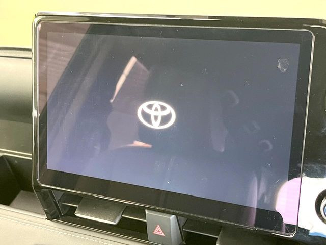 【メーカー純正ナビ】インテリアに溶け込むスタイリッシュな「専用設計」メーカーナビを装備♪視認性や操作性など基本性能にも優れ、より上質なカーライフをお楽しみいただけます。
