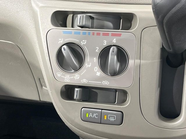 寒い冬も暑い夏も全席に快適な空調を届けてくれる、ダイヤル式エアコンを装備♪