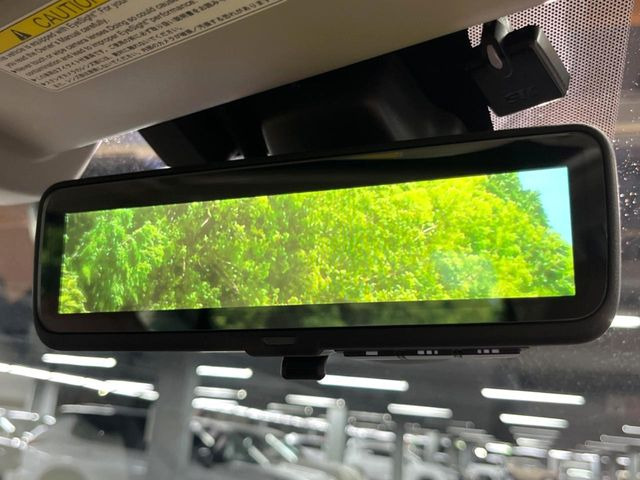 【スマートリヤビューミラー】後席の大きな荷物や同乗者で後方が確認しづらい時でも安心!カメラが撮影した車両後方の映像をルームミラー内に表示。クリアな視界で状況の確認が可能です!