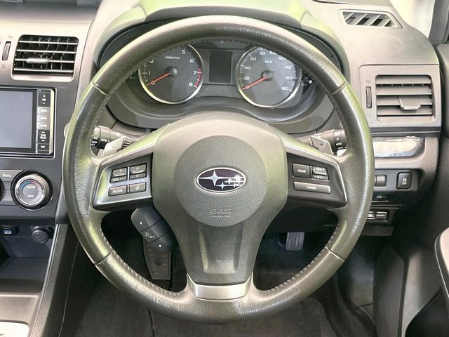 �C���e���A�ɍ��킹���f�U�C���̃X�e�A�����O�́A�^�]�������̂��Ƃ��l���A�^�]���₷���`��A�傫���ł��B�����x�A���ۂɐG���Ă��m���߂��������B