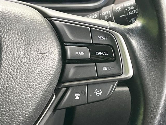 【ホンダセンシング】走行中に前方の車両等を認識し、衝突しそうな時は警報とブレーキで衝突回避と被害軽減をアシスト。より安全にドライブをお楽しみいただけます。